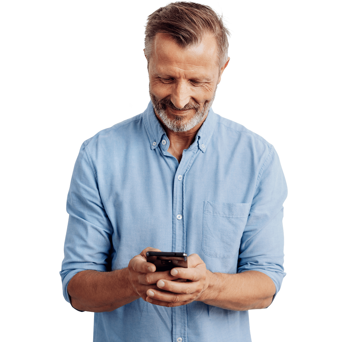 Home sorrinte consultando un smartphone